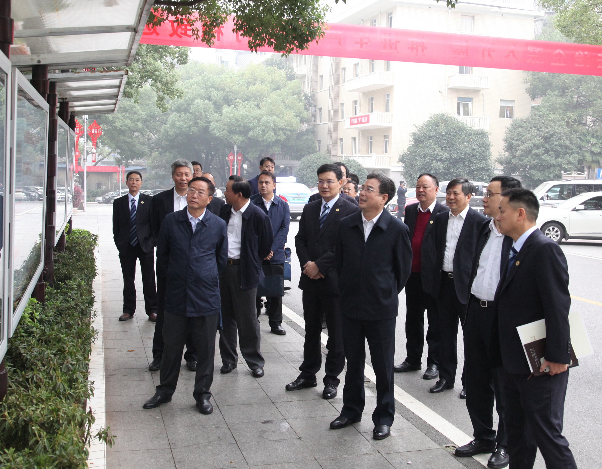 20201019118931.jpg 范運田參觀普法宣傳長廊IMG_5777_副本.jpg