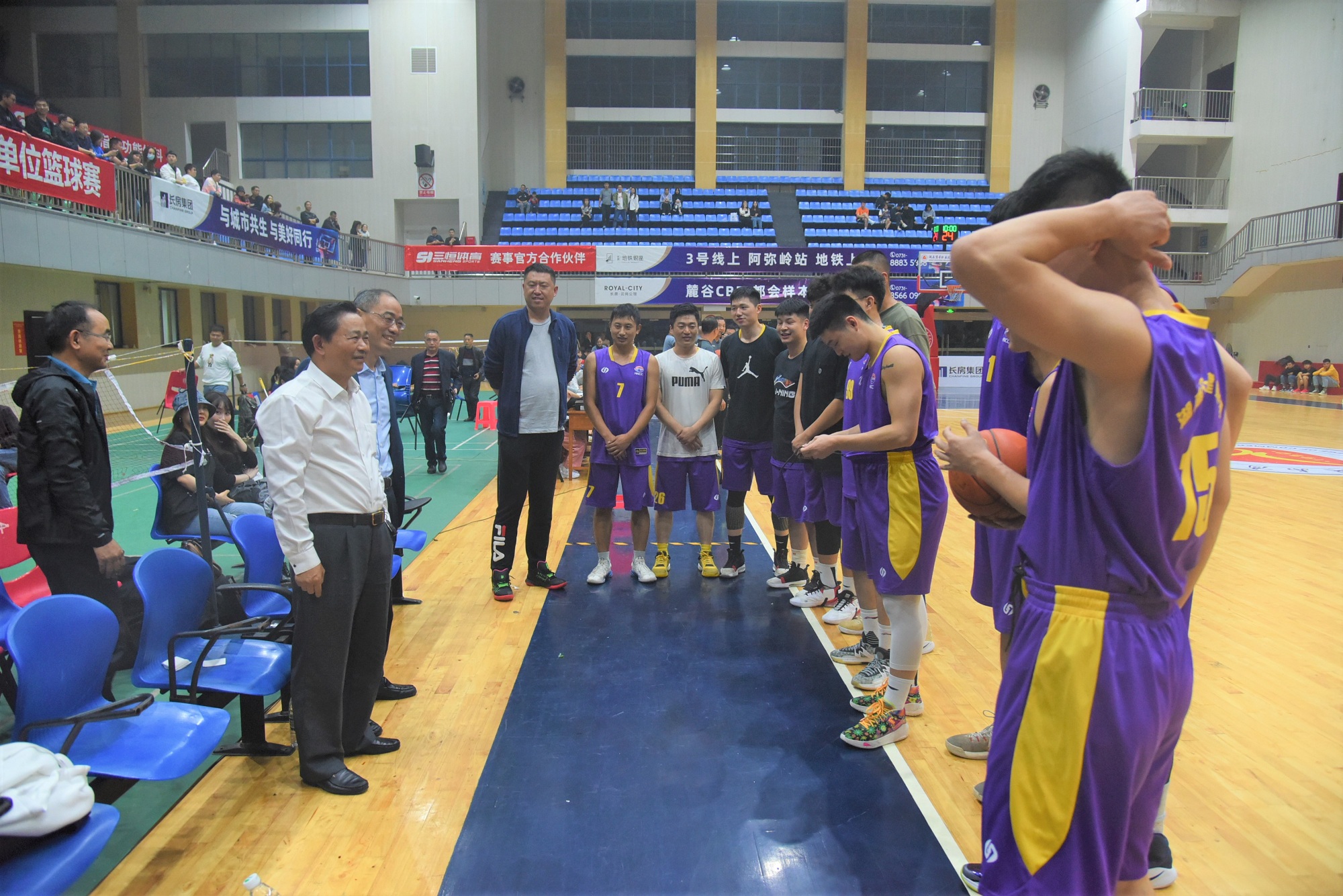 20201019216062.jpg 交水建集團領導周雄飛、胡建華在比賽現場為球員加油鼓勁.jpg