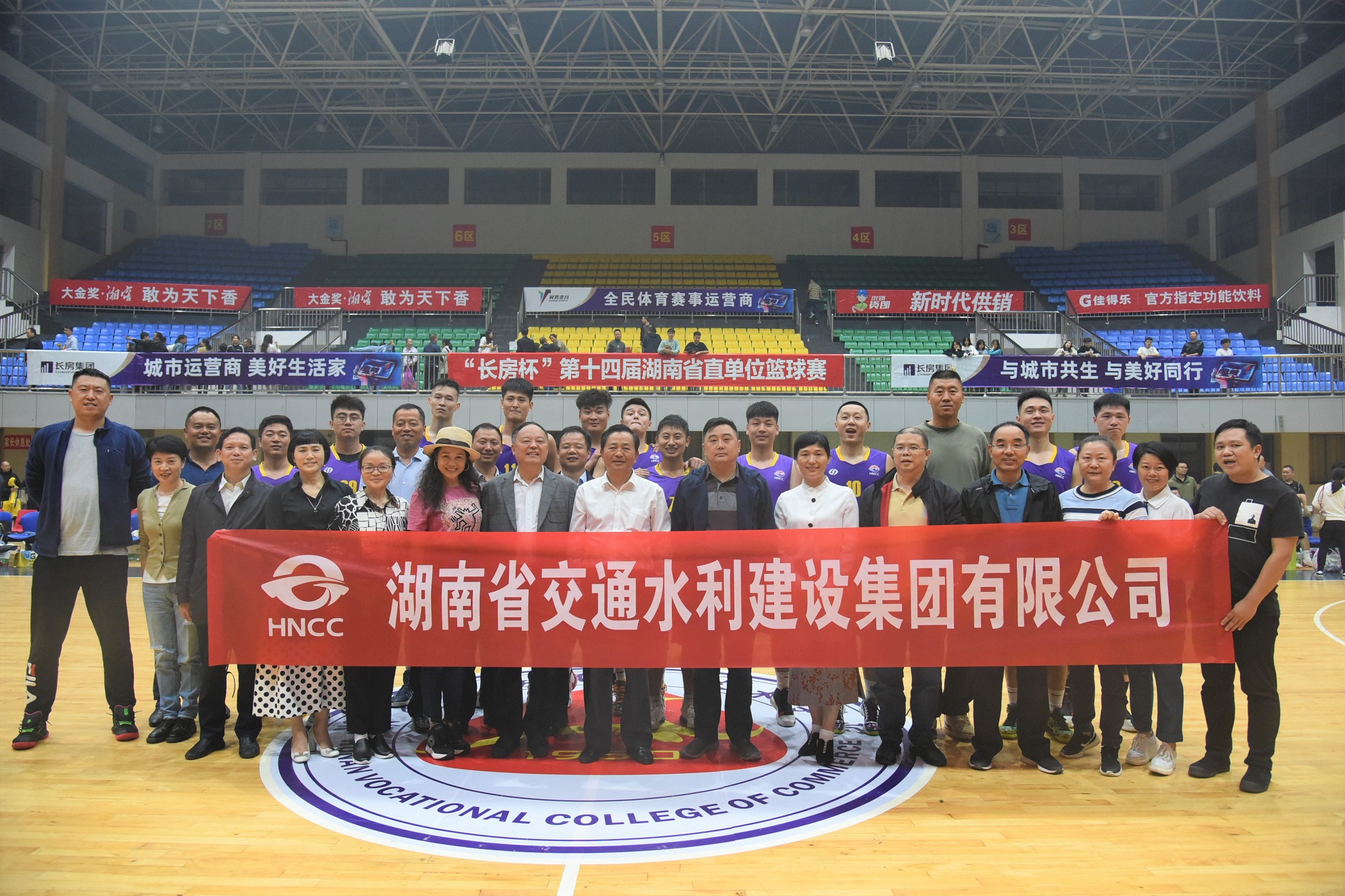 20201019570472.jpg 交水建集團領導、湖南路橋領導與球員合影.jpg