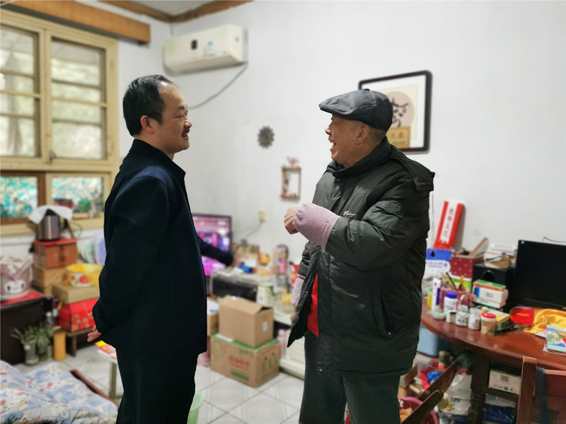 20210222103362.jpg 4、2月4日,湯向東慰問老領導易文林_副本_副本.jpg