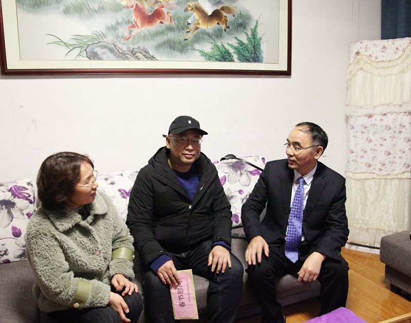 20210222107553.jpg 3、王術飛慰問周偉奇_9040_副本_副本.jpg