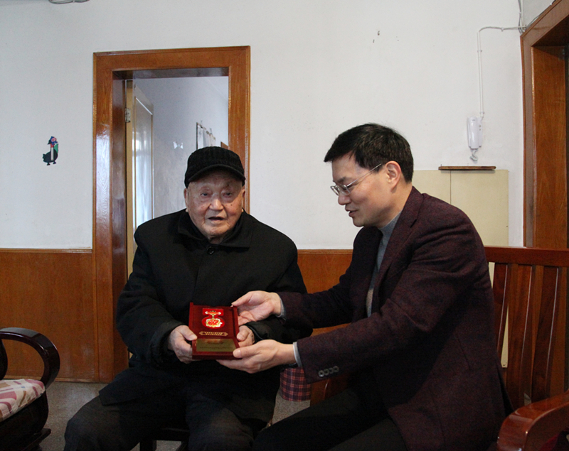 20210222119073.jpg 1、楊宏偉慰問老領導岳國民_8963_副本_副本.jpg