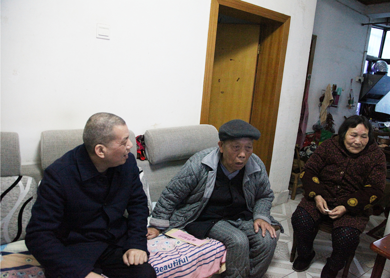 20210222125433.jpg 8、王石光慰問困難職工尹繼新及其父母_9077_副本_副本.jpg