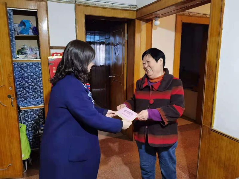 20210222126027.jpg 12、2月7日,李青慰問困難退休群眾唐名華_副本.jpg