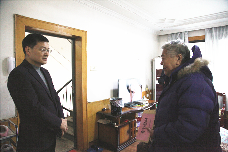 20210222128234.jpg 1、楊宏偉慰問困難職工李文及其母親_副本_副本.jpg