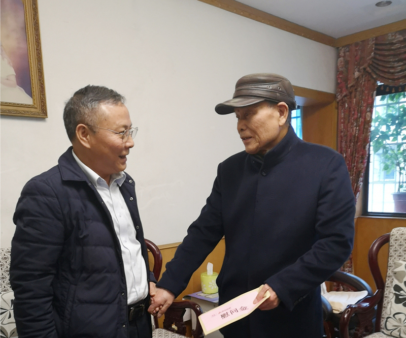 20210222293046.jpg 5、2月8日,陳國初慰問老黨員陳國斌_副本_副本.jpg