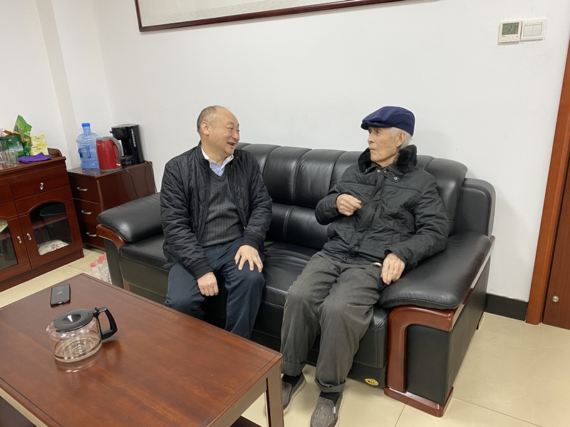 20210222565997.jpg 14、2月8日,彭南越慰問離休干部雷岳_副本.jpg