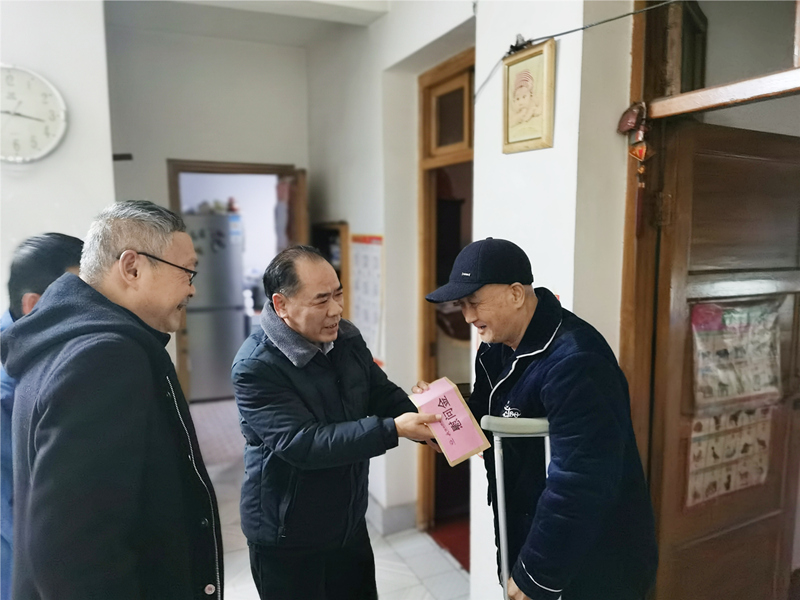 20210222679041.jpg 6、2月8日,盛希慰問黨員黃勵,到家中對其重病出院的父親。_副本_副本.jpg