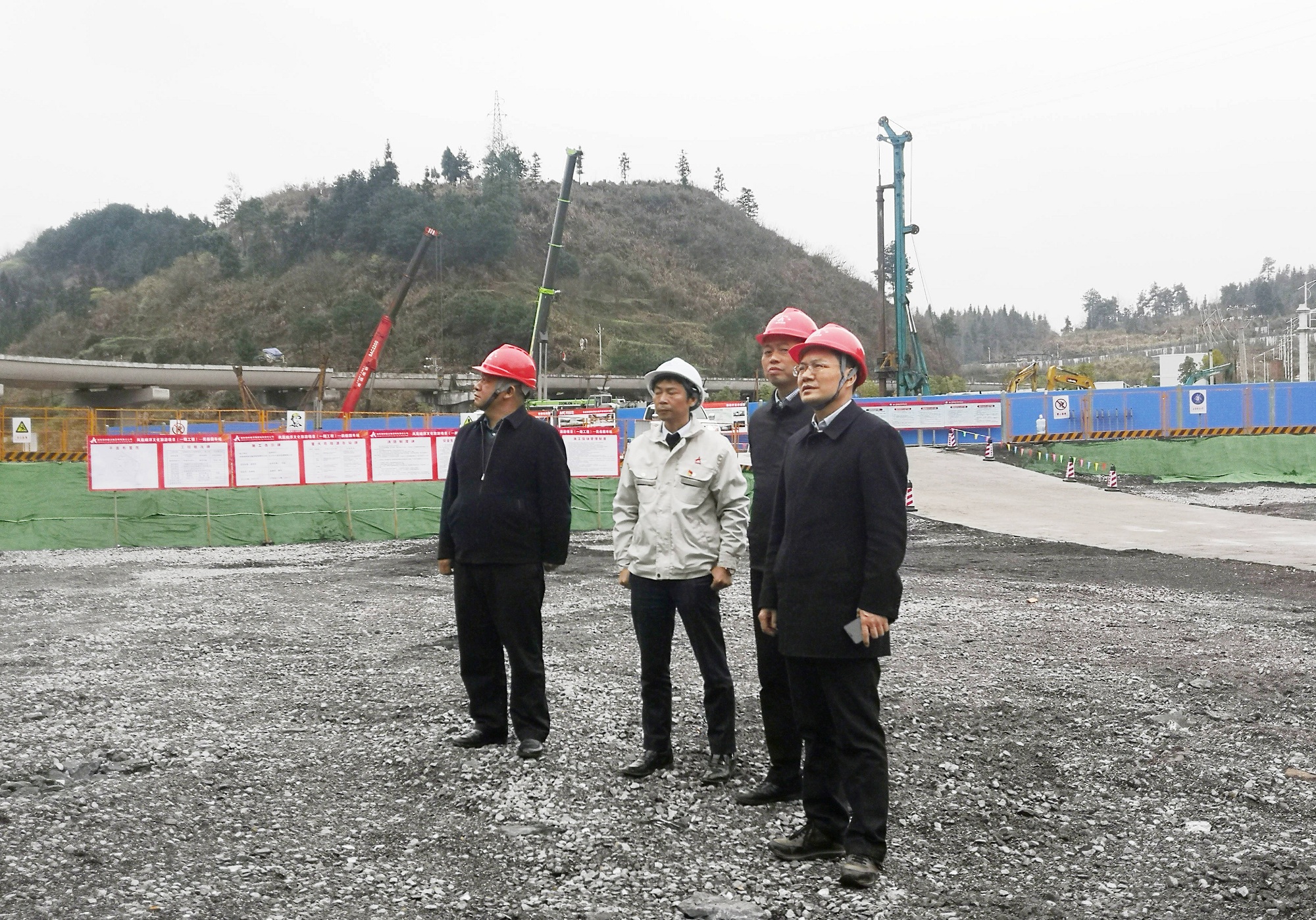 20210312850953.jpg 楊宏偉赴鳳凰磁浮項(xiàng)目督查安全生產(chǎn)_副本.jpg