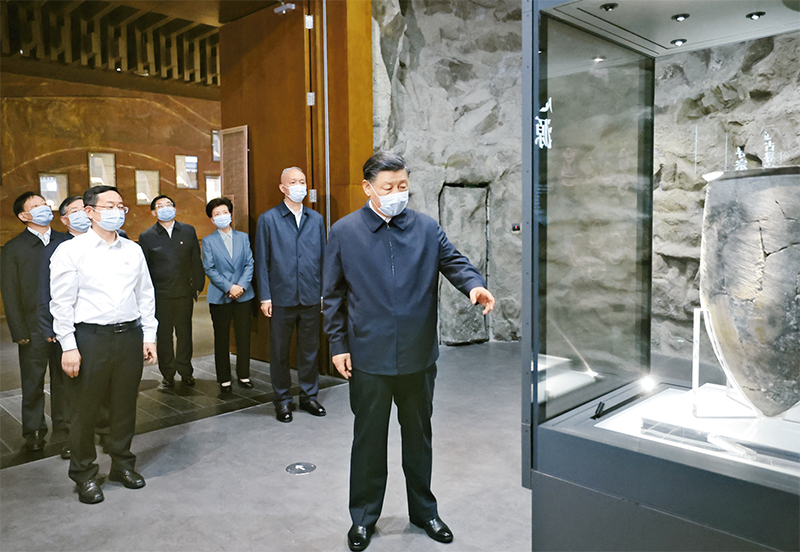 2023年6月2日,中共中央總書記、國家主席、中央軍委主席習近平在北京出席文化傳承發展座談會并發表重要講話。這是座談會前,習近平2日下午在中國歷史研究院考察。 新華社記者 鞠鵬/攝