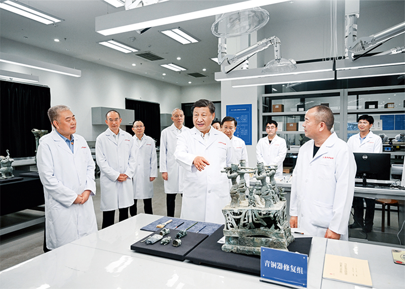 2023年7月25日至27日,中共中央總書記、國家主席、中央軍委主席習近平在四川考察。這是26日下午,習近平在位于德陽市廣漢市的三星堆博物館文物保護與修復館,同現場工作人員親切交流。 新華社記者 謝環馳/攝