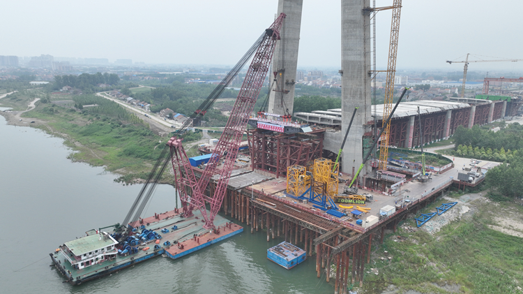 20250519485871.jpg 觀音寺長江大橋公安側首節鋼-UHPC組合梁吊裝成功_副本.jpg