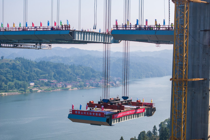 20250805964471.png 節(jié)段梁吊裝施工.png