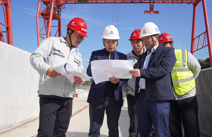 20251121100539.jpg 周強調研督導桃源樞紐二線橋梁項目建設_副本.jpg