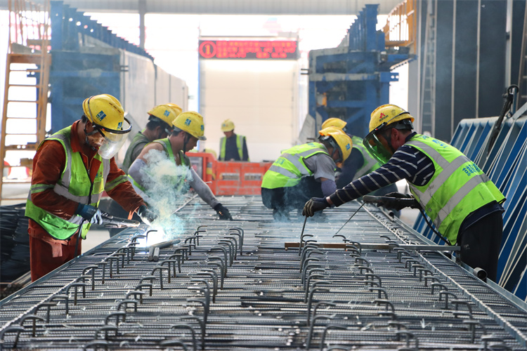 20251121202421.jpg 忙碌的施工現場.jpg