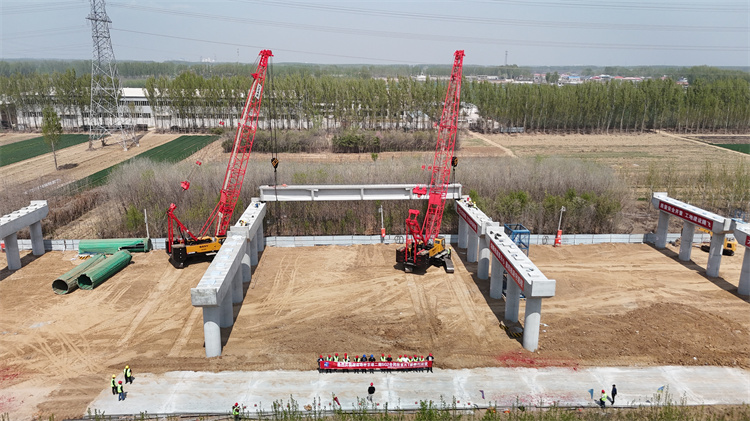 20251121435653.jpg 首片T梁架設現場.jpg